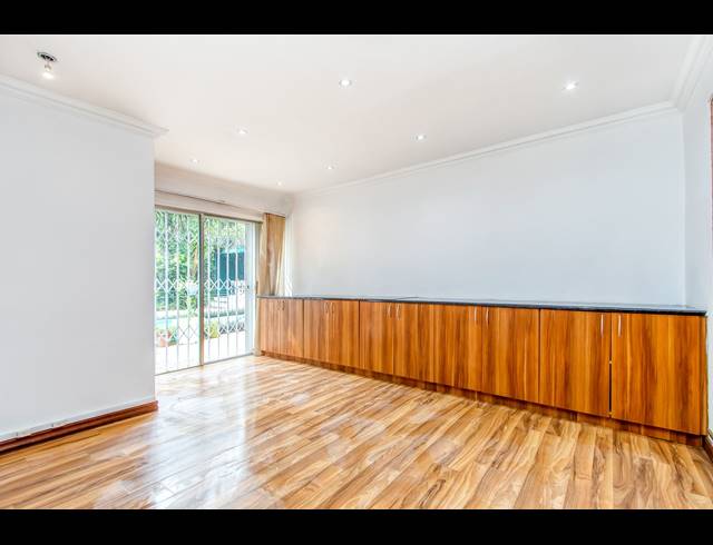 M² OFFICE TO LET IN THE GARDENS